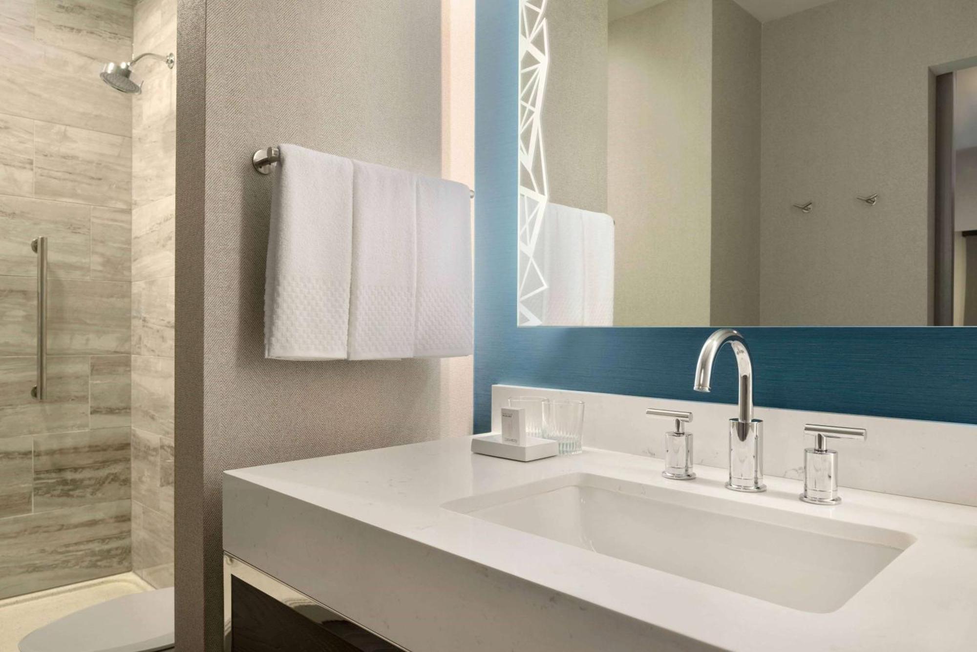 Hotel Embassy By Hilton Downtown 4*