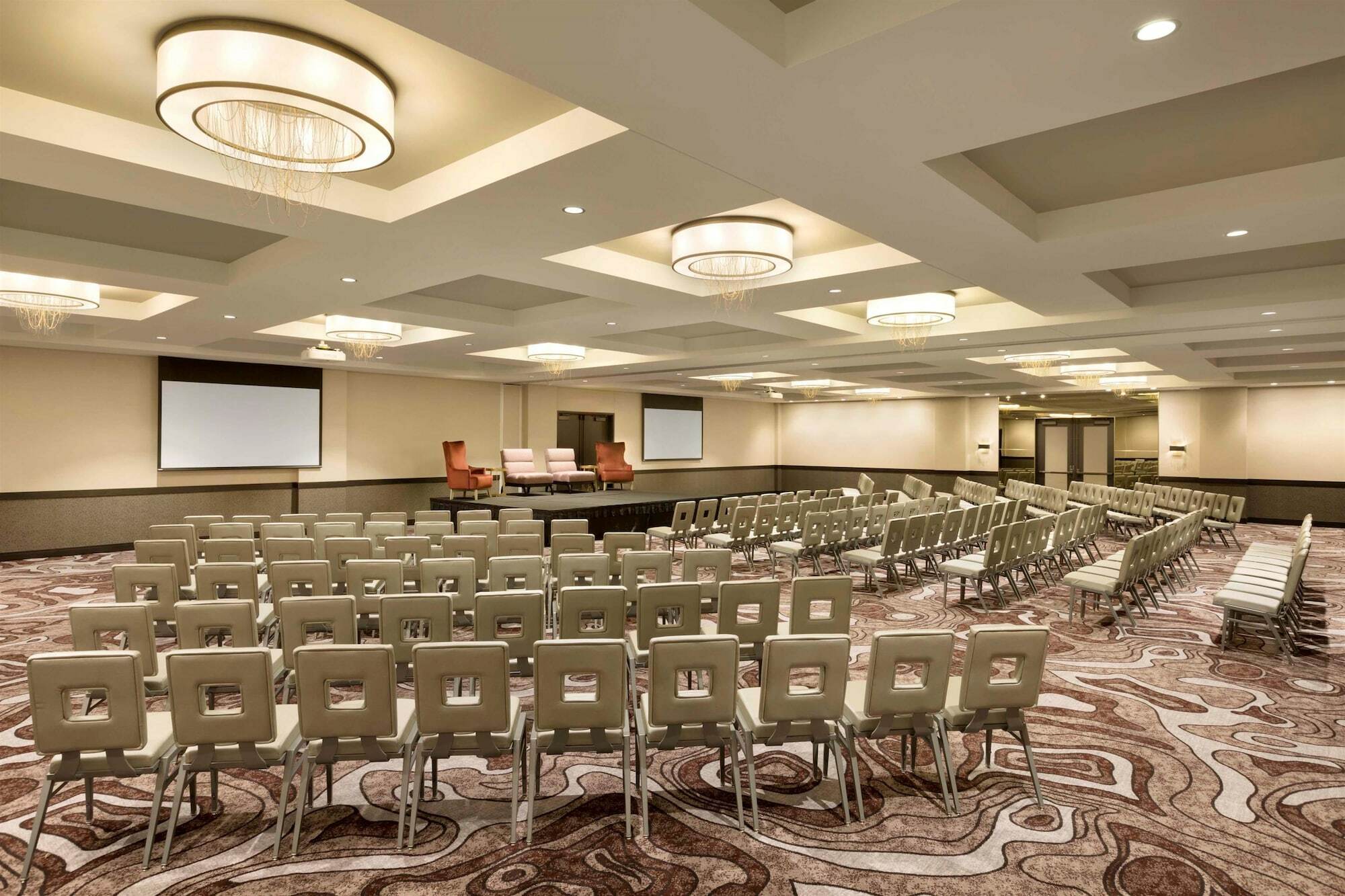 Hotel Embassy By Hilton Downtown 4*